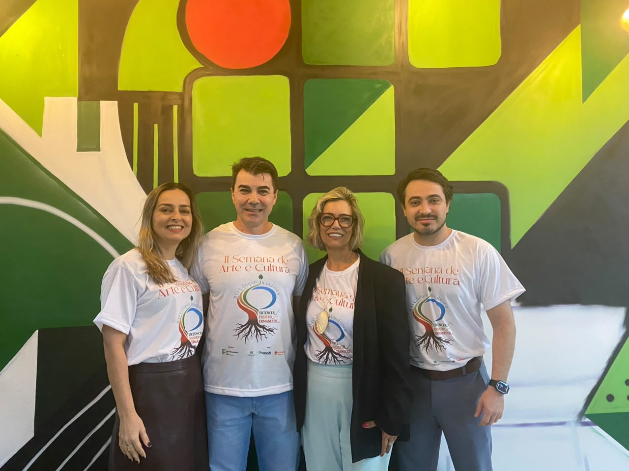 Servidores do Câmpus e da Reitora do IFG posam em frente ao novo painel, que está em fase de finalização, e integra as artes da II Semana de Artes